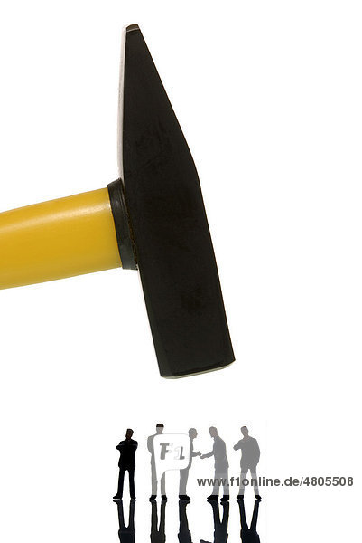 Gelb-schwarzer Sparhammer trifft die Manager  Symbolbild