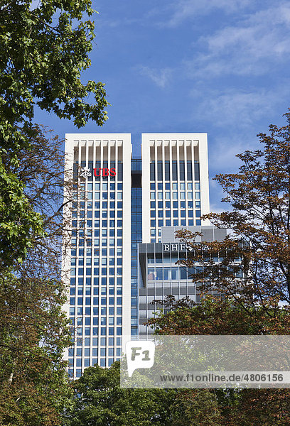 Blick auf den Opernturm von Tishman Speyer Property und die BHK Bank  Westend  Frankfurt am Main  Hessen  Deutschland  Europa