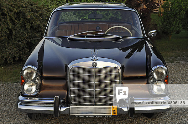 Oldtimer  Frontansicht vom Mercedes 250 SE  Baujahr 1962-65  110 KW  150 PS
