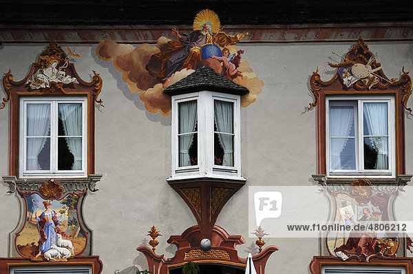 Lüftlmalerei an einer Hausfassade mit einem Erker  Hochstrasse  Mittenwald  Oberbayern  Bayern  Deutschland  Europa