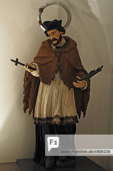 Alte Holzfigur des heiligen Johannes von Nepomuck um 1722  Geigenbaumuseum  Ballenhausgasse 3  Mittenwald  Oberbayern  Bayern  Deutschland  Europa