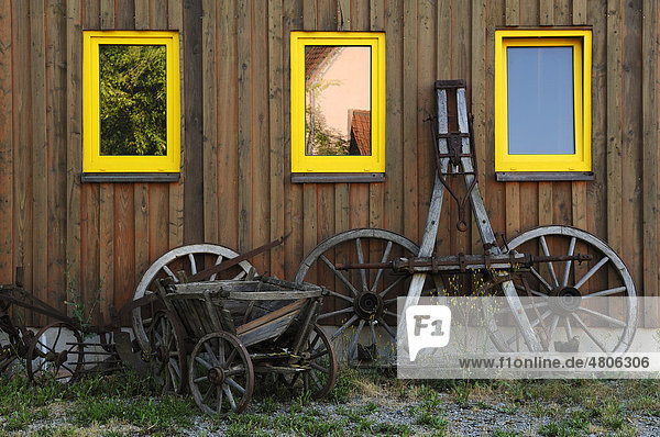 Alte Holzräder mit Deichsel und Handwagen vor einem Gerätehaus  Falkenstein bei Donnersdorf  Unterfranken  Bayern  Deutschland  Europa