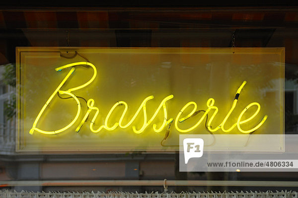 Brasserie  gelbe Leuchtschrift Rue de L'Enceinte  Colmar  Elsass  Frankreich  Europa