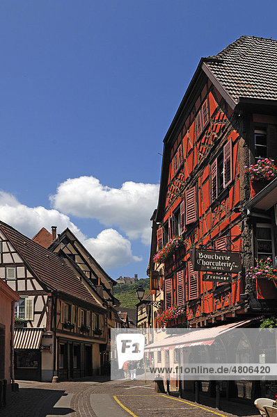 Hauptstrasse mit alten elsässischen Fachwerkhäusern  hinten die Ulrichsburg Burgruine  Grand'Rue  RibeauvillÈ  Elsass  Frankreich  Europa