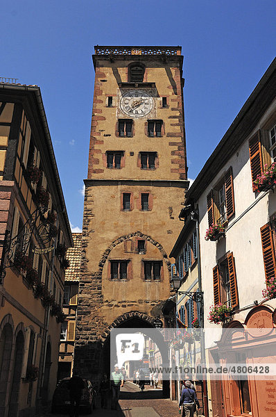 Metzgerturm Tour des Bouchers mit Turmuhr  Grand'Rue  RibeauvillÈ  Elsass  Frankreich  Europa