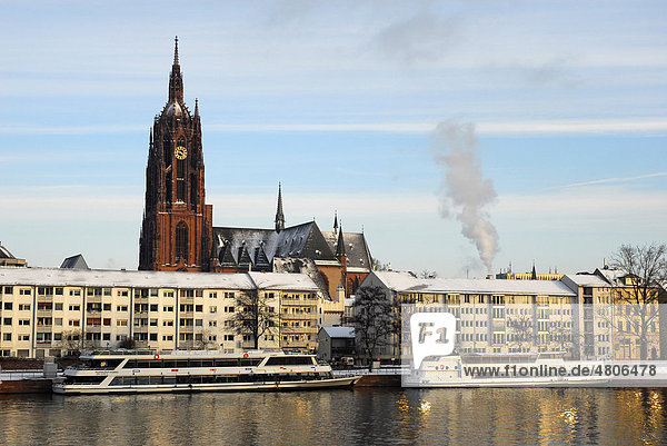 Dom im Winter mit Schnee  Boote auf dem Fluss am Mainkai  Frankfurt am Main  Hessen  Deutschland  Europa