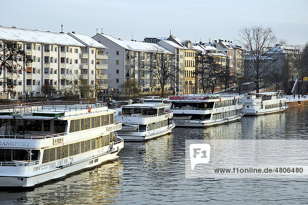 Boote auf dem Fluss am Mainkai  Schnee im Winter  Frankfurt am Main  Hessen  Deutschland  Europa