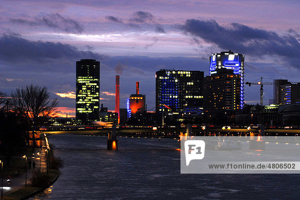 Westhafen im Gutleutviertel  Skyline vom Büroviertel am Abend  Frankfurt am Main  Hessen  Deutschland  Europa