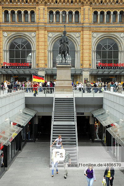 Hauptbahnhof und Einkaufspassage am Ernst-August-Platz  Hannover  Niedersachsen  Deutschland  Europa