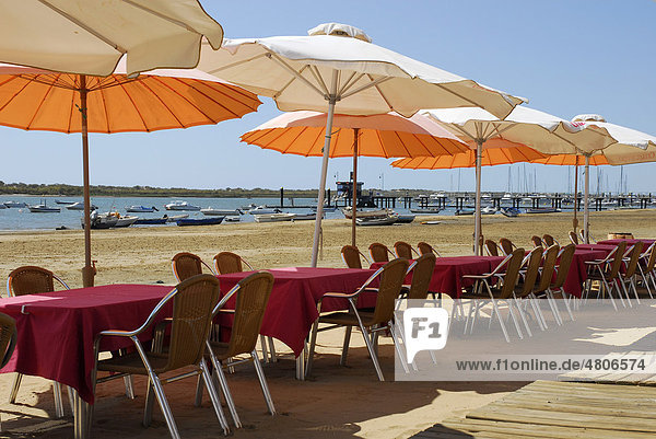 Sonnenschirme am Rio Piedras Fluss  Bar und Restaurant  Terrasse am Strand in El Rompido  Cartaya  Costa de la Luz  Huelva Region  Andalusien  Spanien  Europa