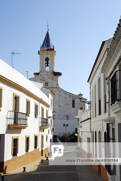 Gasse zur Kirche Iglesia de San Pedro in der Altstadt von Cartaya  Costa de la Luz  Huelva Region  Andalusien  Spanien  Europa