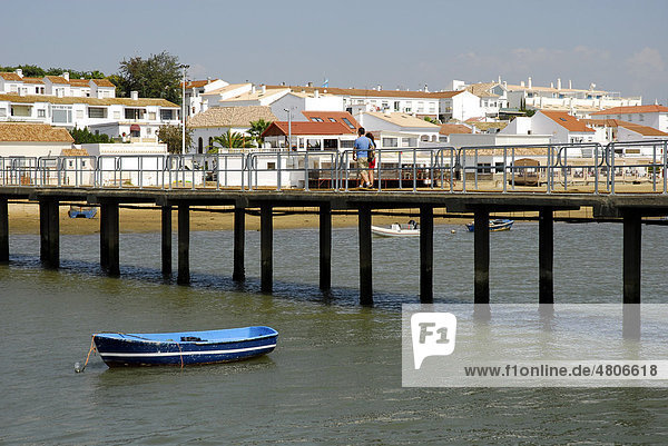 Boot und Landungssteg am Rio Piedras Fluß  Strand in El Rompido  Cartaya  Costa de la Luz  Huelva Region  Andalusien  Spanien  Europa