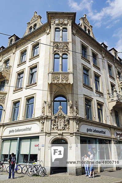 Historisches Gebäude mit Lebensmittel-Geschäft am Domplatz  Erfurt  Thüringen  Deutschland  Europa