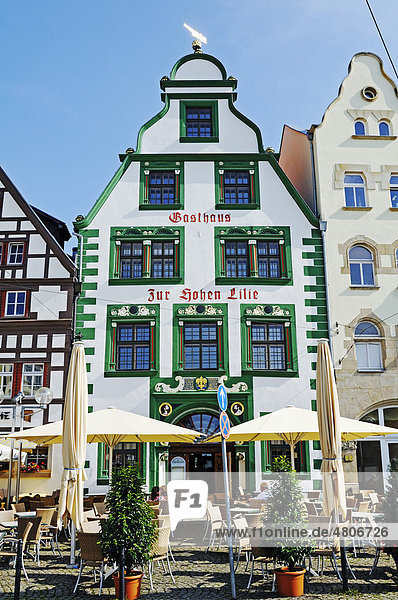 Historische Architektur mit Fachwerkhäuser  Gasthaus zur Hohen Lilie  Domplatz  Erfurt  Thüringen  Deutschland  Europa