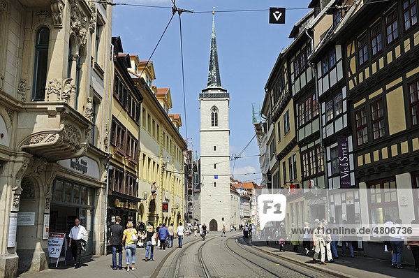 Marktstraße zwischen Domplatz und Fischmarkt  hinten die Allerheiligenkirche  Erfurt  Thüringen  Deutschland  Europa