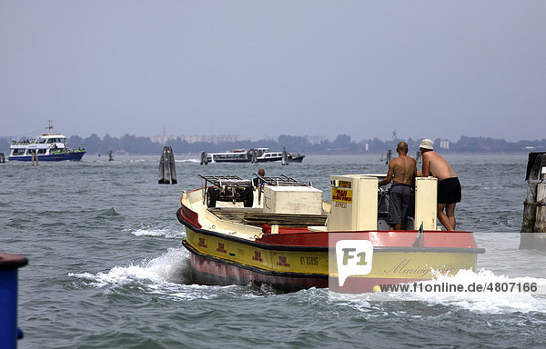 DHL Express-Kurier  Postzustellung per Boot  Venedig  Venetien  Italien  Europa