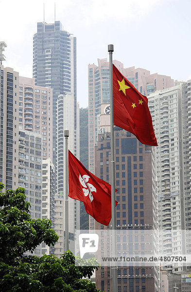 Flaggen von Hong Kong und China vor Wolkenkratzern  Hong Kong  China  Asien