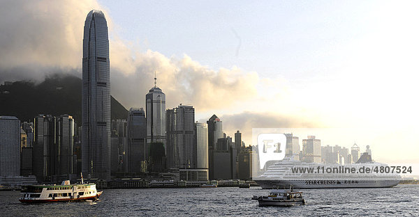 Skyline und Kreuzfahrtschiff Star Cruises  Hongkong  China  Asien