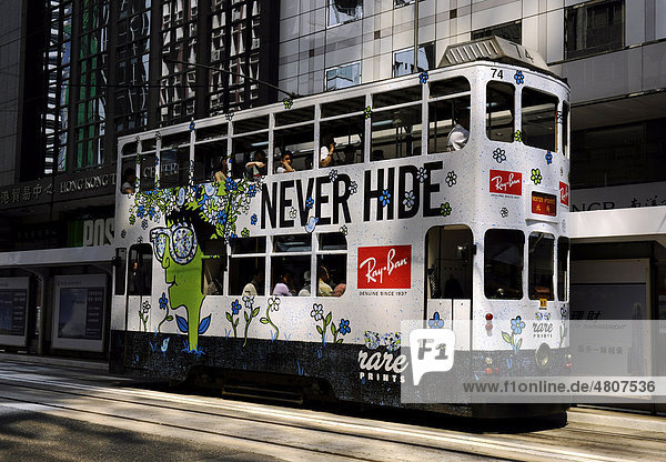 Straßenbahn mit Werbeaufschrift  Hongkong  China  Asien