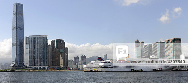 ICC Tower und Kreuzfahrtschiff Star Cruises  Hongkong  China  Asien