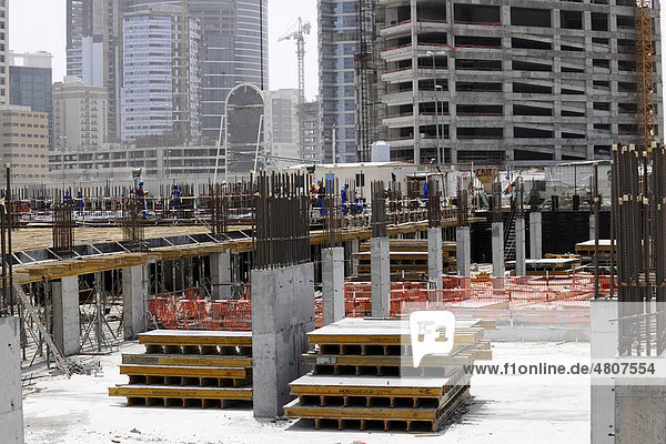 Bauarbeiter auf einer großen Baustelle  Dubai  Vereinigte Arabische Emirate  Naher Osten