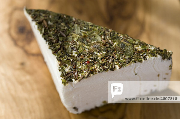 Französischer Ziegenfrischkäse umhüllt von Kräutern der Provence
