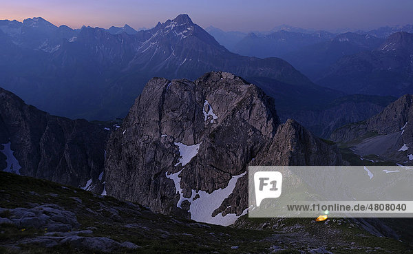 Bergpanorama mit Biwakzelt am Abend  Mittelberg  Kleinwalsertal  Allgäuer Alpen  Östereich  Europa
