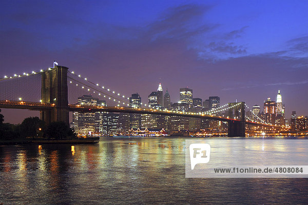 Abendliche Brooklyn Bridge vor der Skyline von Manhattan  New York  USA  Amerika