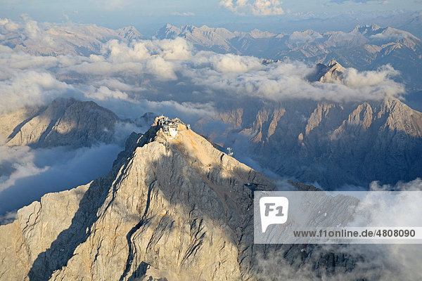 Luftaufnahme der Zugspitze und benachbarter Gipfel  Alpen  Bayern  Deutschland  Europa