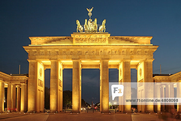 Beleuchtetes Brandenburger Tor  Berlin  Deutschland  Europa