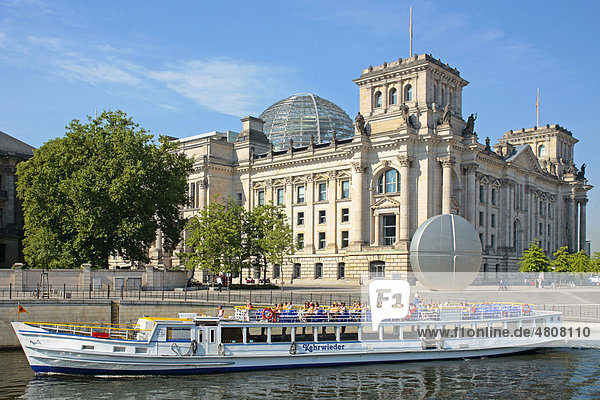 Excursion boat on the Spree River in front of the Reichstag Building  Government Area  Berlin  Germany  Europe