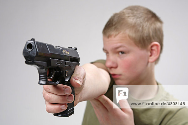 Junge zielt mit Spielzeugpistole