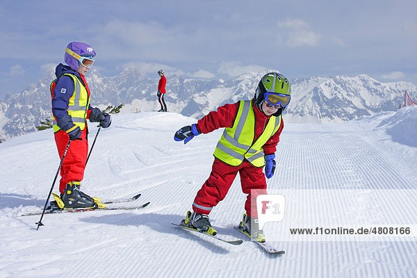 Zwei kleine Jungen laufen Ski