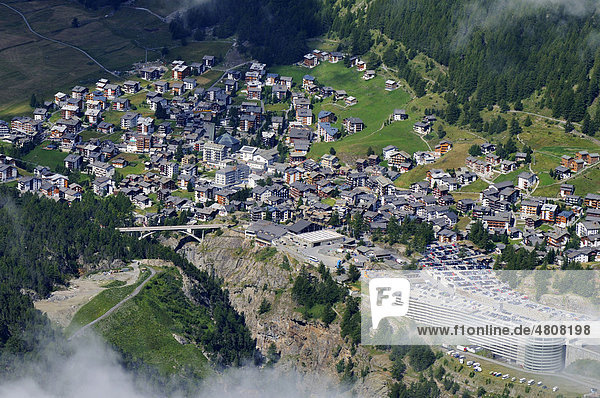 Sicht auf das Dorf Saas Fee  Wallis  Schweiz  Europa
