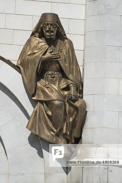 Bronzene Heiligenstatue an der Wand der Christ-Erlöser-Kathedrale  Moskau  Russland