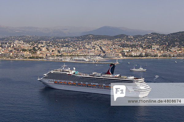 Luftaufnahme  Kreuzfahrtschiff vor Cannes  Cote d'Azur  Frankreich  Europa