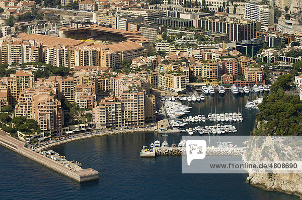 Luftaufnahme  Hafen in Fontvieille und Stade Louis II Fußballstadion  Monaco  Cote d'Azur  Europa