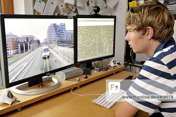 Jugendlicher schaut über Google Street View Straßenansichten an
