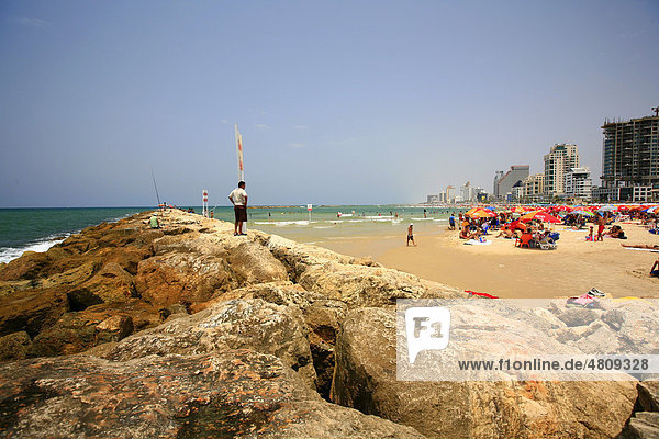 Touristen und Fischer am Strand von Tel Aviv  Israel  Naher Osten