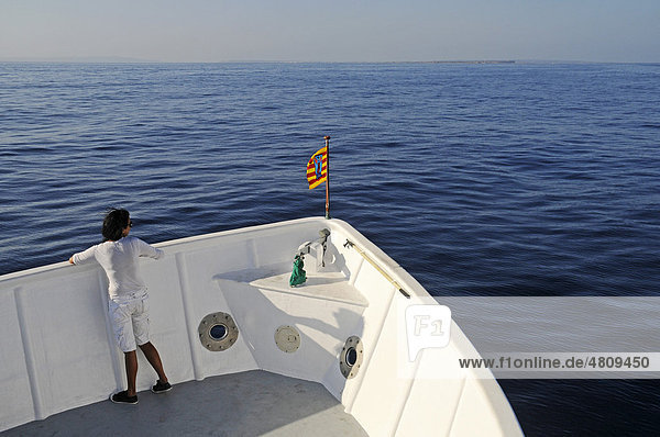 Einzelner Fahrgast  Passagier  Frau  Mittelmeer  Weite  Horizont  Fährschiff  Fähre zwischen Ibiza und Formentera  Pityusen  Balearen  Spanien  Europa