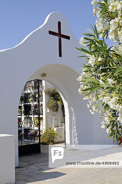 Eingang  Kreuz  Kirche  Kloster  Berg Puig de Missa  Santa Eularia des Riu  Ibiza  Pityusen  Balearen  Insel  Spanien  Europa