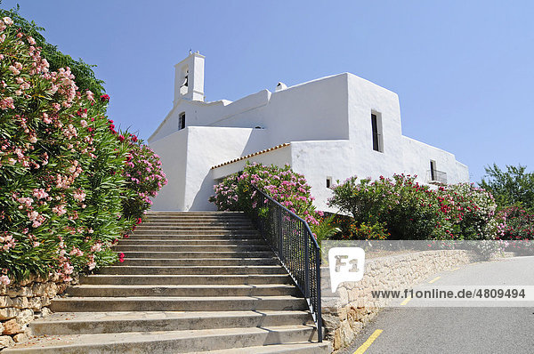 Treppe  Eglesia de San Llorenc de Balafia Kirche  San Lorenzo  Sant Llorenc  Ibiza  Pityusen  Balearen  Insel  Spanien  Europa