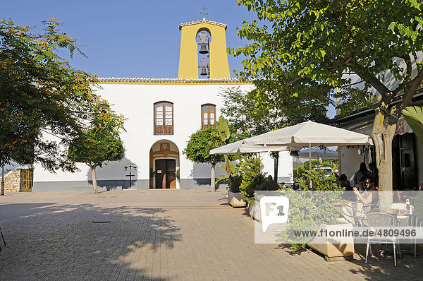 Fußgängerzone  Straßencafe  Kirche  Santa Gertrudis de Fruitera  Ibiza  Pityusen  Balearen  Insel  Spanien  Europa