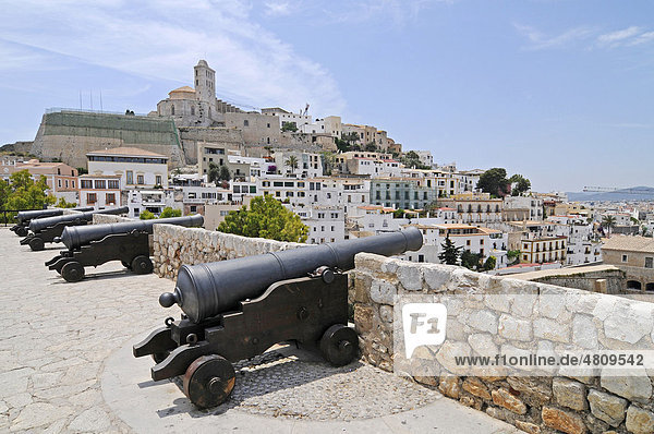 Kanonen  Kanonenplatz  Catedral Nostra Senyora de las Neus  Kathedrale  Dalt Vila  Unesco Weltkulturerbe  historische Altstadt  Eivissa  Ibiza  Pityusen  Balearen  Insel  Spanien  Europa