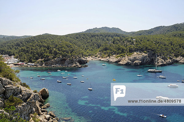 Strand  Boote  Bucht  Küste  Port de Sant Miquel  Hafen  Ibiza  Pityusen  Balearen  Insel  Spanien  Europa