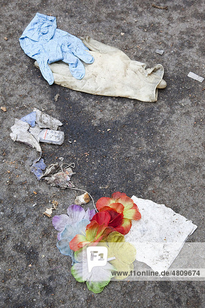 Loveparade 2010  von Notärzten weggeworfene Handschuhe und Teil eines Blumenkranzes in Unterführung in der viele Menschen bei Massenpanik starben  Duisburg  Ruhrgebiet  Nordrhein-Westfalen  Deutschland  Europa