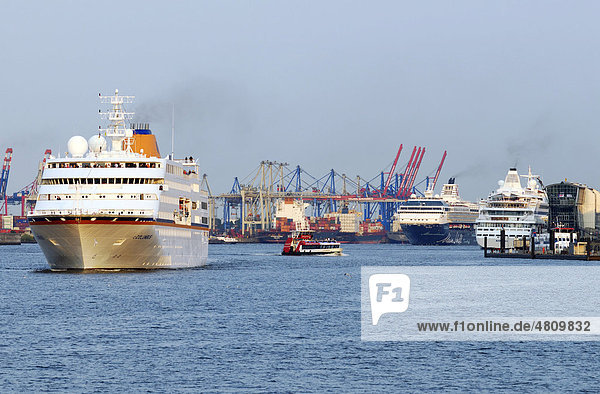 Kreuzfahrtschiffe MS Columbus  Mein Schiff und AIDAaura zu den Cruise Days im Hamburger Hafen  Hamburg  Deutschland  Europa