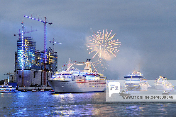 Parade von Kreuzfahrtschiffen bei den Hamburg Cruise Days im Hamburger Hafen  Deutschland  Europa