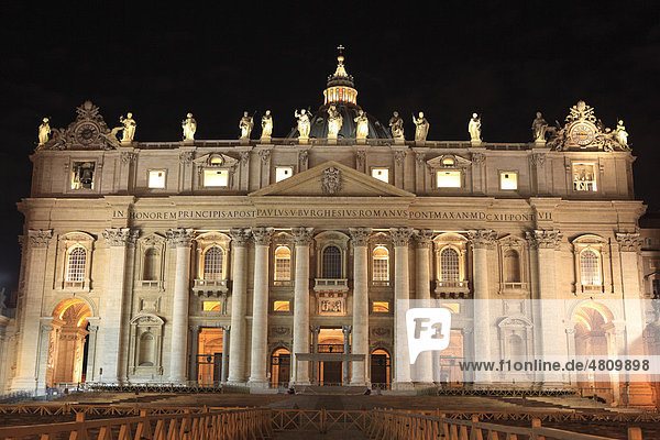 Petersdom  Petersplatz  Vatikan  Rom  Italien  Europa