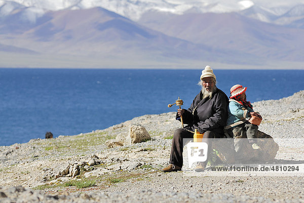 Tibetischer Pilger mit Gebetsmühle am Namtso See  Himmelssee  Tibet  China  Asien